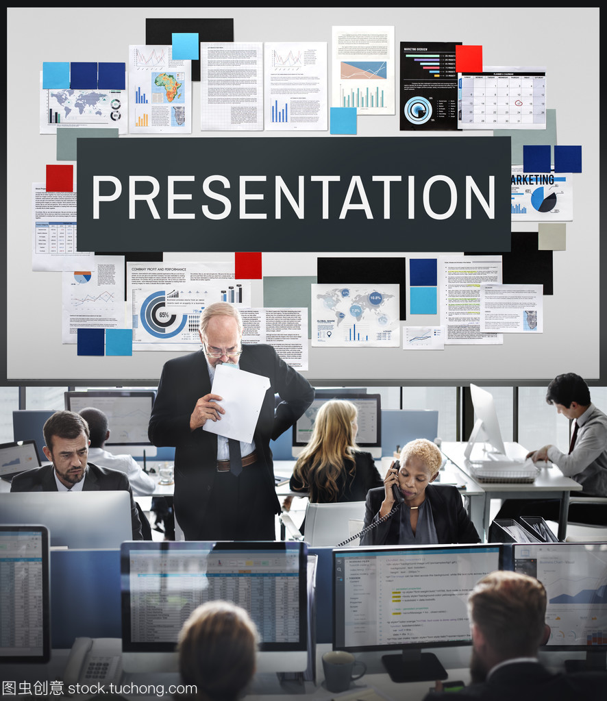 在繁忙的辦公室工作的商務人士